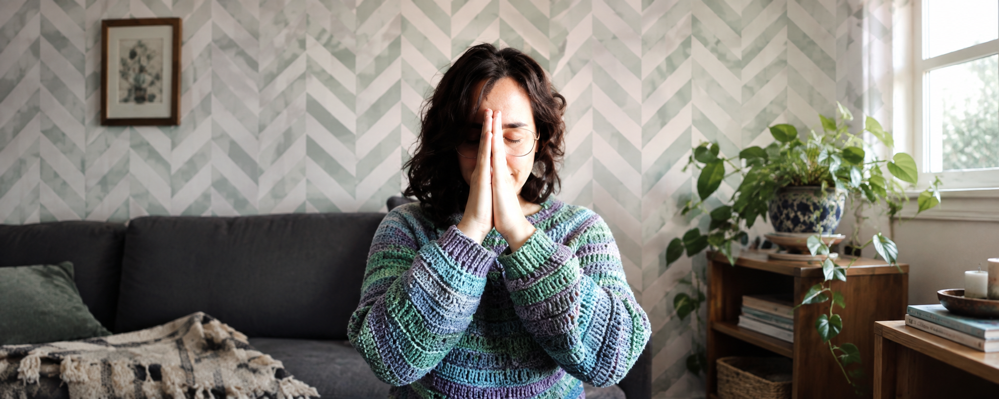 Mujer meditando en un salón acogedor